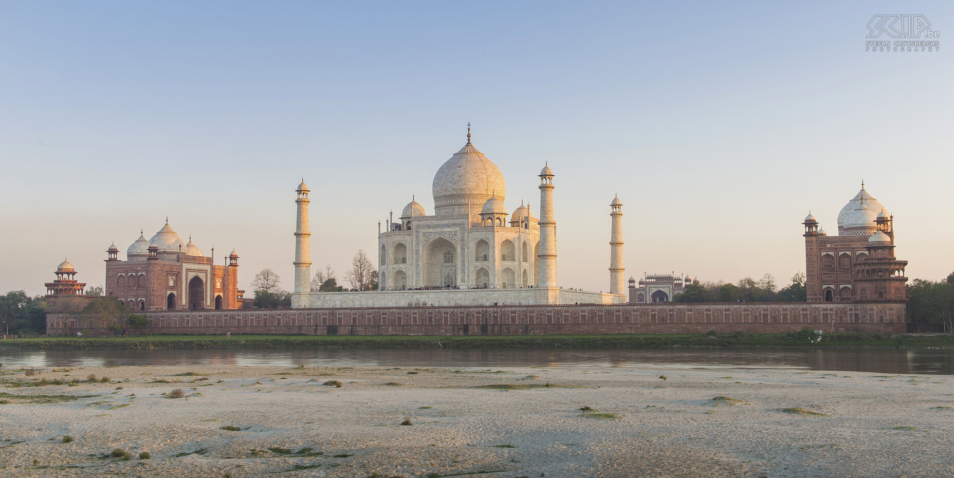 Agra - Taj Mahal Agra is world famous for its enchanting Taj Mahal. The Taj Mahal is the tomb represents the love between the beautiful queen Mumtaz and Emperor Shah Jahan. It is a mausoleum that was realized between 1631 and 1648, as a tomb for his head wife Mumtaz Mahal, who died in childbirth. Stefan Cruysberghs